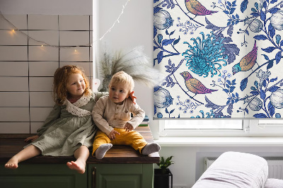 Fensterrollo in blauen Baumblüten