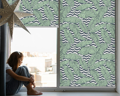 Fensterrollo mit Palmenblättern auf schwarz-weißem Hintergrund