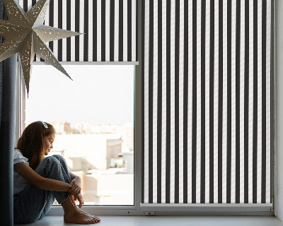 Fensterrollo mit schwarz-weißen Streifen