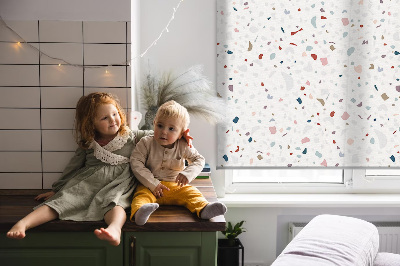 Fensterrollo innen mit grafischen Elementen