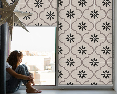 Fensterrollo mit marokkanischen blumenförmigen Fliesen