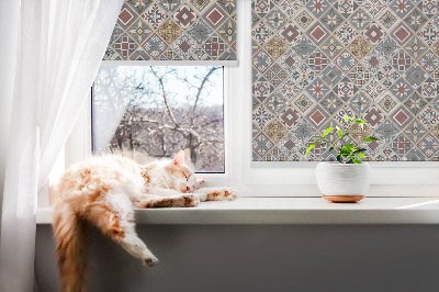 Fensterrollo innen mit dekorativen Rauten