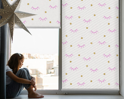 Fensterrollo mit gezeichneten Augenbrauen und Punkten