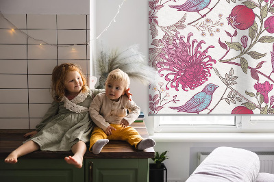 Rollo Fenster mit bunten Vögeln zwischen den Blumen