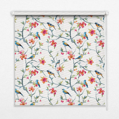 Fensterrollo innen in einem Design mit einem Vogel auf einem Ast