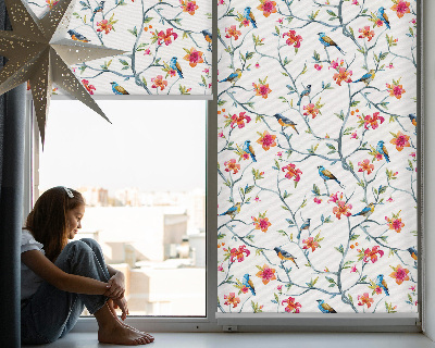 Fensterrollo innen in einem Design mit einem Vogel auf einem Ast