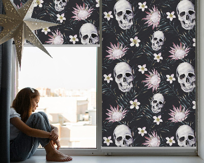 Rollo Fenster mit Schädel zwischen Blumen