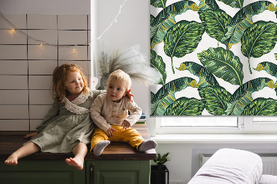 Fensterrollo mit exotischen Blättern