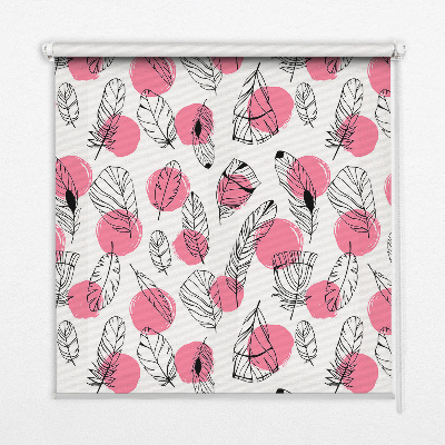 Rollofenster mit Federn und rosa Punkten