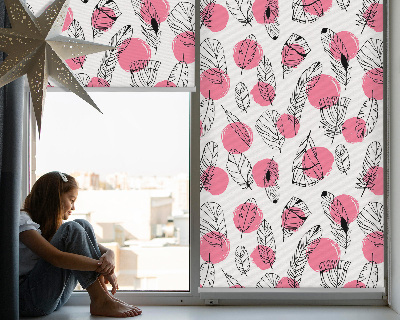 Rollofenster mit Federn und rosa Punkten