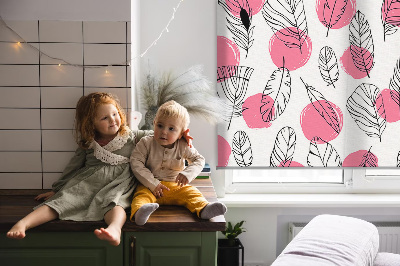 Rollofenster mit Federn und rosa Punkten