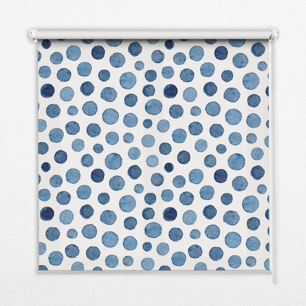 Fensterrollo mit blauen Punkten