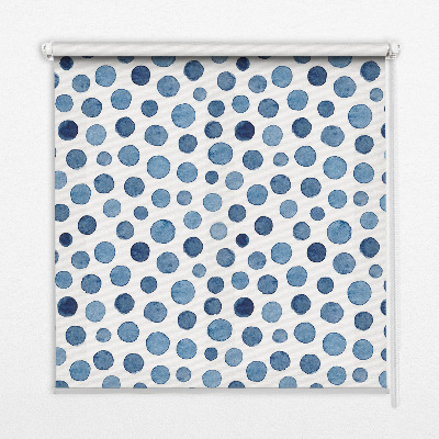 Fensterrollo mit blauen Punkten