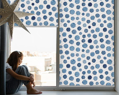 Fensterrollo mit blauen Punkten