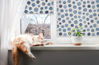 Fensterrollo mit blauen Punkten