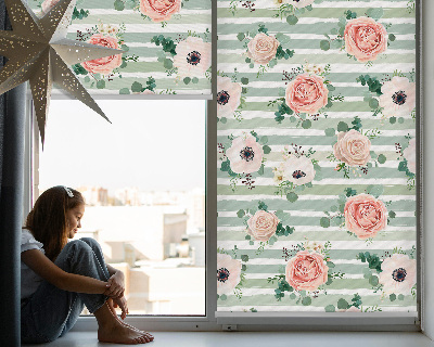 Fensterrollo mit Rosen auf grünen horizontalen Streifen