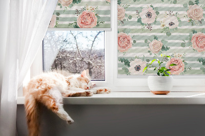 Fensterrollo mit Rosen auf grünen horizontalen Streifen