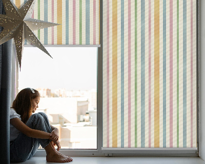 Fensterrollo mit bunten vertikalen Streifen