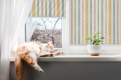 Fensterrollo mit bunten vertikalen Streifen
