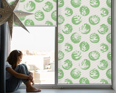 Rollo fenster mit Pflanzenmotiv, das sich in grünen Kreisen spiegelt