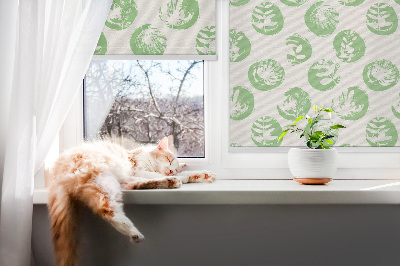 Rollo fenster mit Pflanzenmotiv, das sich in grünen Kreisen spiegelt