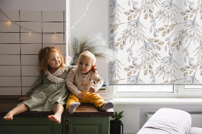 Fensterrollo mit weißen Blüten