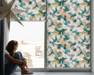 Fensterrollo mit dem Motiv Vögel und bunte Flecken