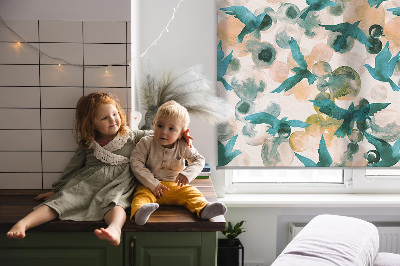 Fensterrollo mit dem Motiv Vögel und bunte Flecken