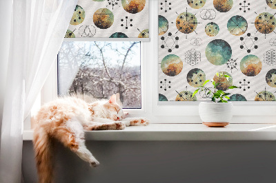 Fensterrollo mit farbigen Kreisen