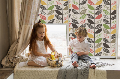 Rollo Fenster mit bunten Blättern