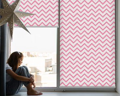 Fensterrollo innen in rosa mit Zickzacklinien in horizontaler Anordnung