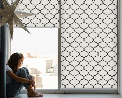 Fensterrollo aus Stacheldraht