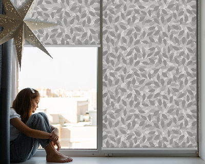Fensterrollo mit grauen Blättern
