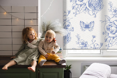 Rollo Fenster in Blau mit Blumen- und Schmetterlingsmotiv