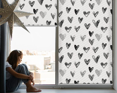 Fensterrollo mit schwarzen Herzen
