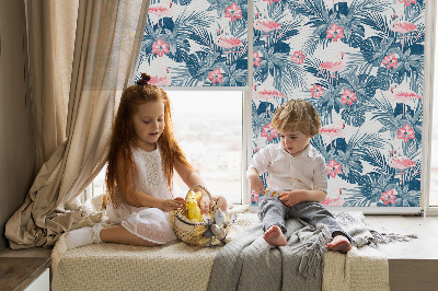 Fensterrollo innen mit tropischen Pflanzen und Flamingos