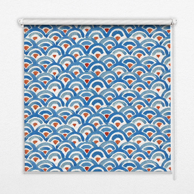 Fensterrollo mit buntem Schuppenmuster