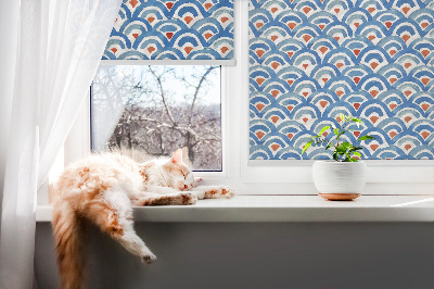Fensterrollo mit buntem Schuppenmuster