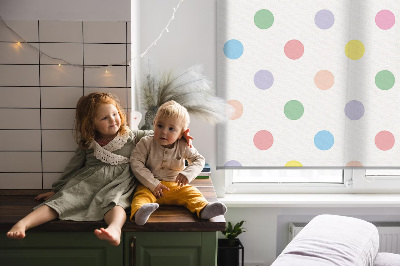 Rollo Fenster mit bunten Punkten