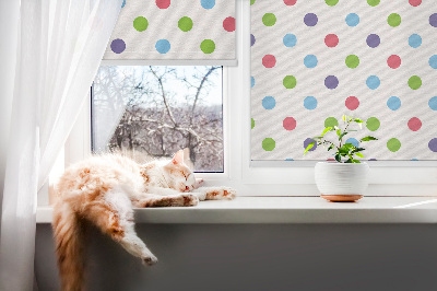 Fensterrollo mit bunten Punkten