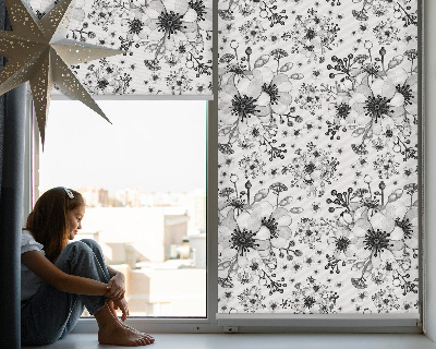Fensterrollo mit gezeichnetem Blumenmotiv