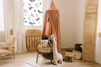 Fensterrollo mit gezeichneten Vögeln und Blättern