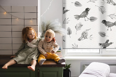 Fensterrollo mit gezeichneten Vögeln und Blättern
