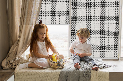 Fensterrollo in grauem Tartan-Muster