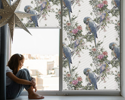 Fensterrollo innen mit Papageien auf Blumen