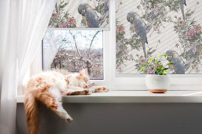 Fensterrollo innen mit Papageien auf Blumen