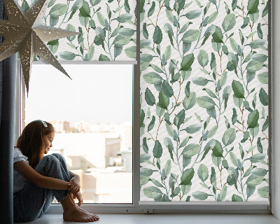 Fensterrollo mit Blättern an den Zweigen