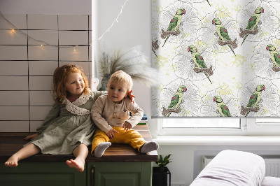 Fensterrollo innen für Papageien auf einem Ast