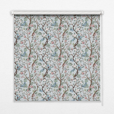 Fensterrollo mit Blumenranken auf hellem Hintergrund