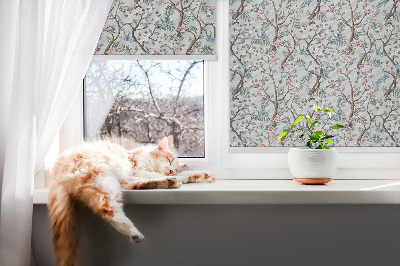 Fensterrollo mit Blumenranken auf hellem Hintergrund